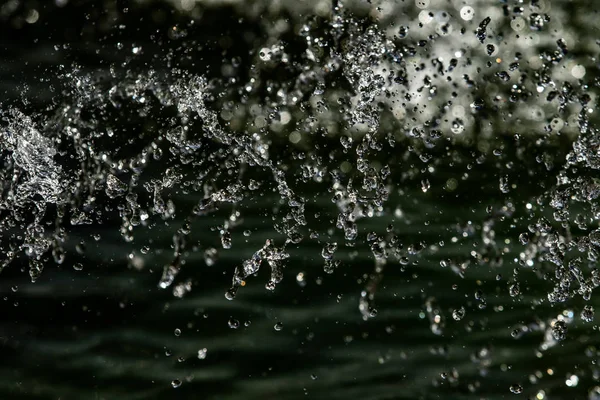 水滴在空气中的黑暗的 Bokeh — 图库照片