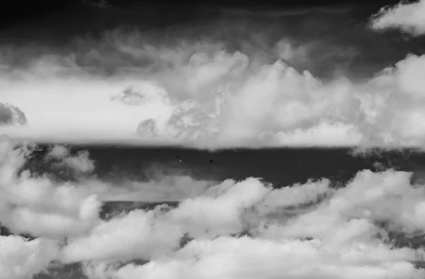 黒い背景に雲があり — ストック写真