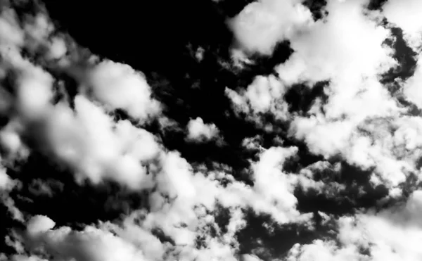モノクロ 暗い空に白い雲 — ストック写真