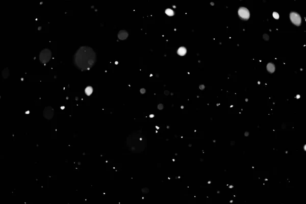 暴风雪的纹理 在黑色背景上的散景灯拍摄的飞片雪花在空中 — 图库照片