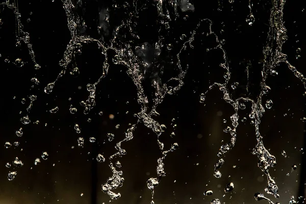 Salpicaduras Agua Oscuridad Con Gotas Agua Volando Bokeh Desenfocado — Foto de Stock