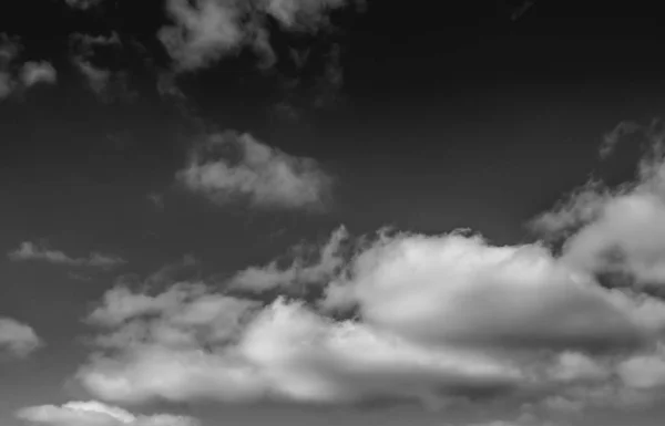 Nuvens Fundo Preto — Fotografia de Stock