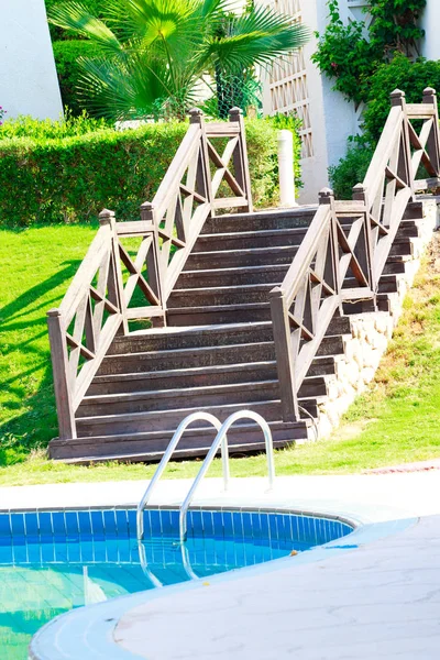プールの残りの部分の性質への階段 — ストック写真