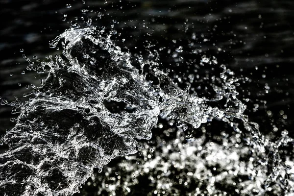 暗いボケ背景に空気中の水滴します — ストック写真