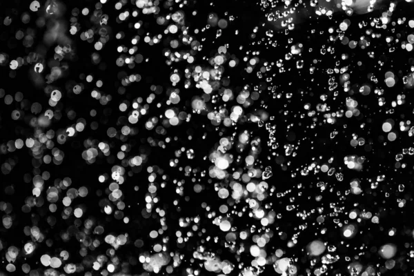 Вода Бризкає Темряві Краплями Води Літає Дефокусований Боке — стокове фото