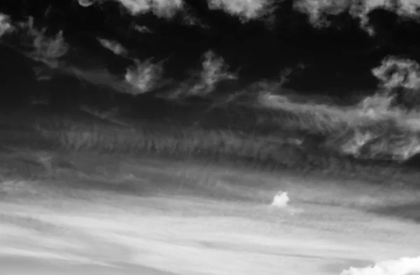 黒い背景に雲があり — ストック写真