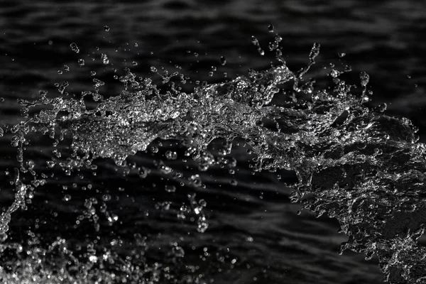 bir karanlık bokeh arka plan üstünde su damlaları