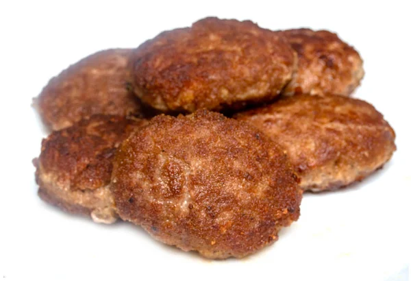 beyaz bir arka plan üzerinde kızarmış köfte