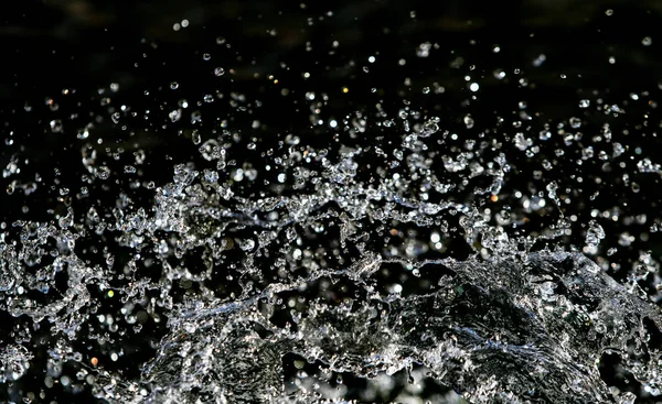 Salpicaduras Agua Oscuridad Con Gotas Agua Volando Bokeh Desenfocado — Foto de Stock