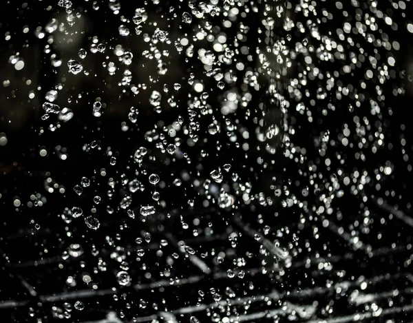 Salpicaduras Agua Oscuridad Con Gotas Agua Volando Bokeh Desenfocado —  Fotos de Stock