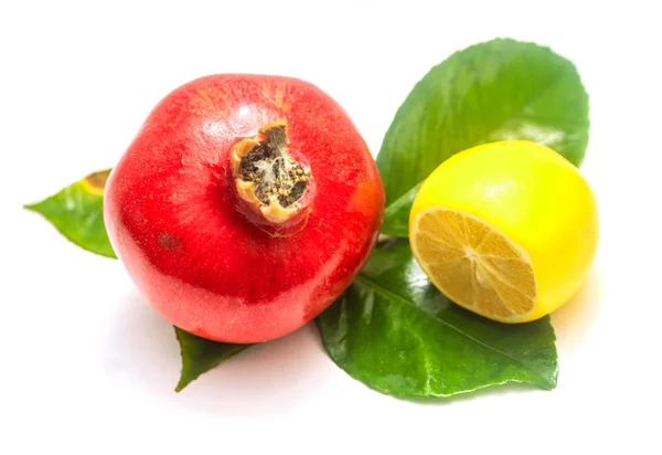 Mogen Granatäpple Och Citron Vit Bakgrund — Stockfoto