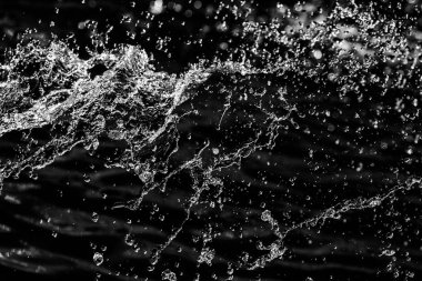 bir karanlık bokeh arka plan üstünde su damlaları