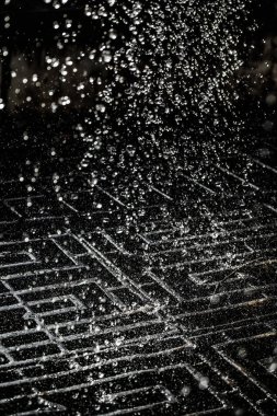 İçinde karanlık bir uçuş, ufuk bokeh su damlaları ile su sıçrama.