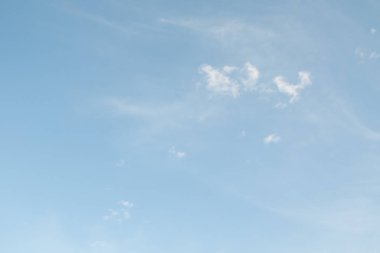 mavi gökyüzünde bulutlar ile doğal görünümü