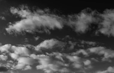 Siyah arkaplanda bulutlar