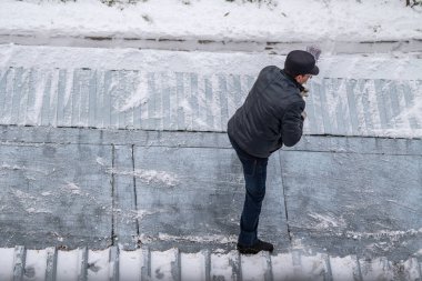 bir süpürge ile kar adam süpürür