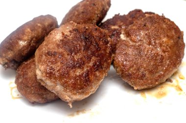 beyaz bir arka plan üzerinde kızarmış köfte