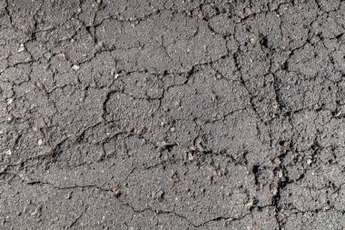 Eski asfalt arka plan ile bir çatlamak