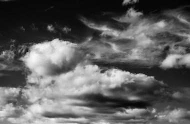 Siyah arkaplanda bulutlar