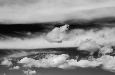 Siyah arkaplanda bulutlar