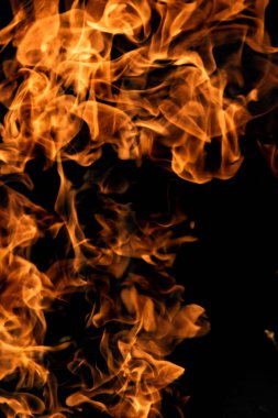 alevler siyah arkaplanda