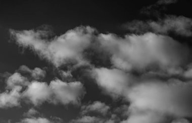 Siyah arkaplanda bulutlar