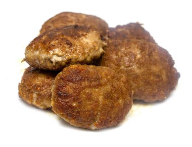 beyaz bir arka plan üzerinde kızarmış köfte