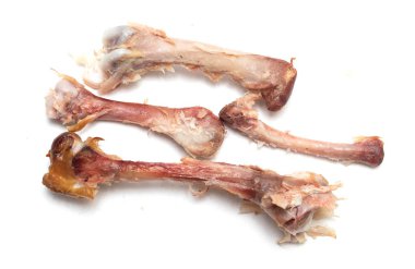 beyaz bir arka plan üzerinde yedikten sonra tavuk kemikleri