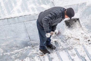 bir süpürge ile kar adam süpürür