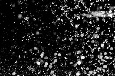 İçinde karanlık bir uçuş, ufuk bokeh su damlaları ile su sıçrama.