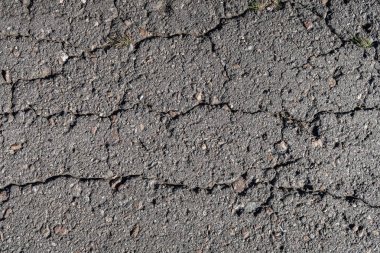 Eski asfalt arka plan ile bir çatlamak