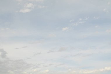 mavi gökyüzünde bulutlar ile doğal görünümü