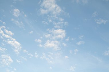 mavi gökyüzünde bulutlar ile doğal görünümü