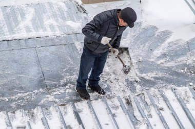 bir süpürge ile kar adam süpürür