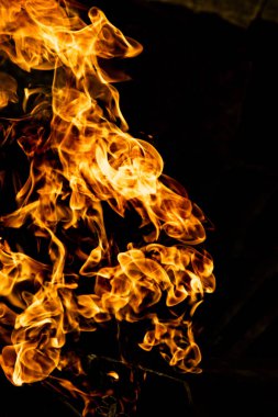 alevler siyah arkaplanda