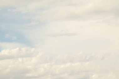 mavi gökyüzünde bulutlar ile doğal görünümü