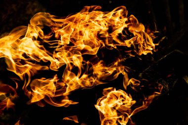 alevler siyah arkaplanda