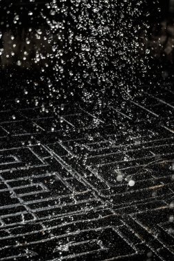 İçinde karanlık bir uçuş, ufuk bokeh su damlaları ile su sıçrama.