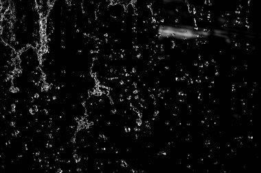 İçinde karanlık bir uçuş, ufuk bokeh su damlaları ile su sıçrama.