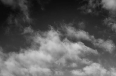 Siyah arkaplanda bulutlar