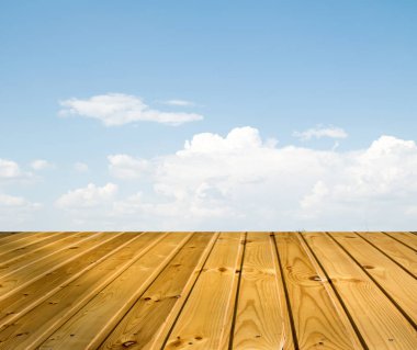 mavi gökyüzü bulutlar ahşap yürüme yolu ile