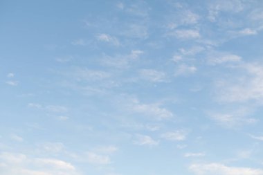 Beyaz bulutlu mavi gökyüzü, doğa arkaplan