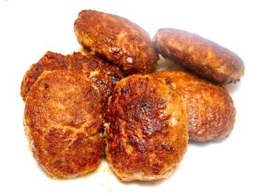 beyaz bir arka plan üzerinde kızarmış köfte