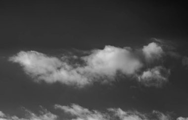 Siyah arkaplanda bulutlar