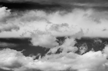 Siyah arkaplanda bulutlar