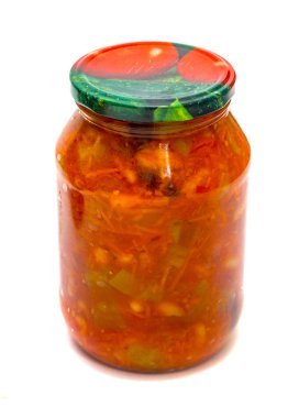 beyaz zemin üzerinde bir cam kavanoza sebze lecho