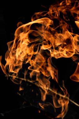 alevler siyah arkaplanda