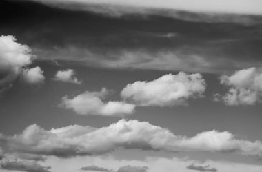 Siyah arkaplanda bulutlar