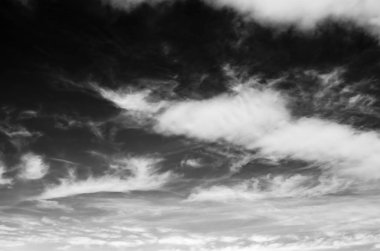 Siyah arkaplanda bulutlar