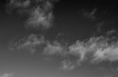 Siyah arkaplanda bulutlar